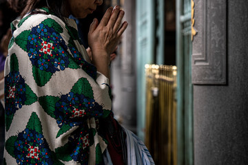 Obraz premium woman praying at a temple in Taiwan