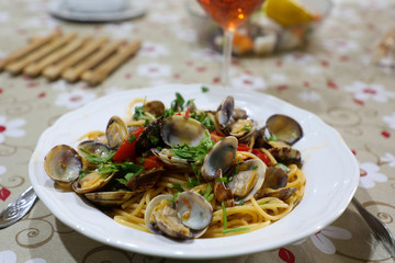 Spaghetti alle vongole ed insalata di mare