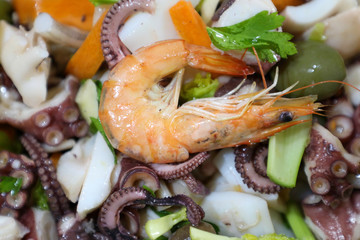 Spaghetti alle vongole ed insalata di mare