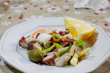 Spaghetti alle vongole ed insalata di mare