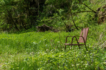 Alter, verrosteter Stuhl inmitten auf einer Almwiese bei einer Wanderung