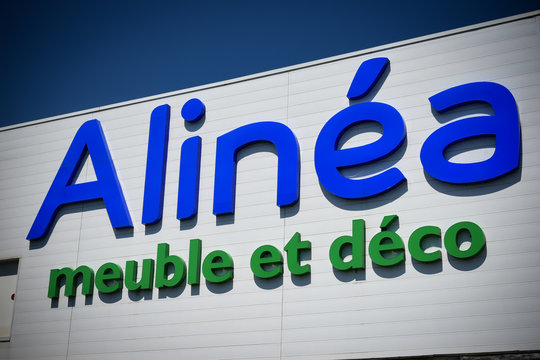signboard alinea specialist of decortion and furniture in france