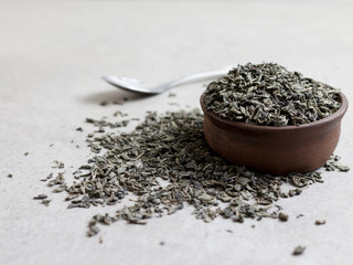 coupe marron avec thé vert et cuillère
