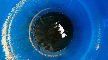 Stara niebieska plastikowa beczka z wodą © kudlacz1984