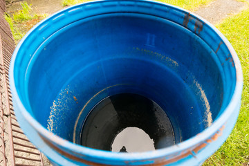 Stara niebieska plastikowa beczka z wodą © kudlacz1984