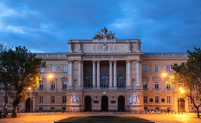 Obraz premium Ivan Franko National University of Lviv at night