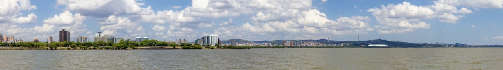 Obraz premium Panorama of Guaiba shore with trees and buildings