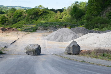 mit Felsbrocken abgesperrter STeinbruch