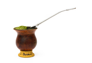 Cuia de porongo com erva-mate e bomba de inox velhas usadas para o preparo do chimarr&atilde;o, tradicional no sul do Brasil.