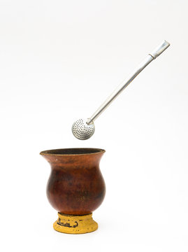 Cuia de porongo e bomba de inox velhas usadas para o preparo do chimarr&atilde;o, tradicional no sul do Brasil.