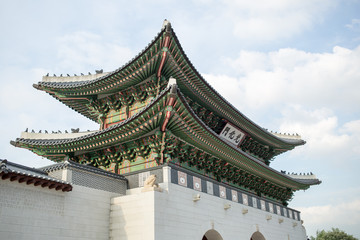 Fototapeta na wymiar It is a historic building in Korea. The letters written are Gwanghwamun. Gwanghwamun is the representative gate of Gyeongbokgung Palace.