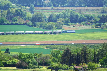 Eine Bahn mit Wagons in einer idyllischen Landschaft