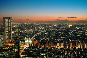 Fototapeta premium 富士山を眺める夕方
