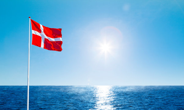 Dänische Flagge im wind vor Blauem Himmel