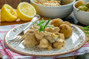 Chicken in creamy lemon and rosemary sauce