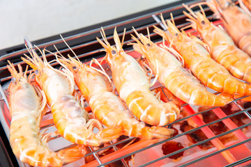 Cooking grilled shrimp with an electric grill.