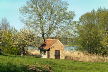 Fototapeta na wymiar Idyllic view of an old hut at the Schwielowsee Lake