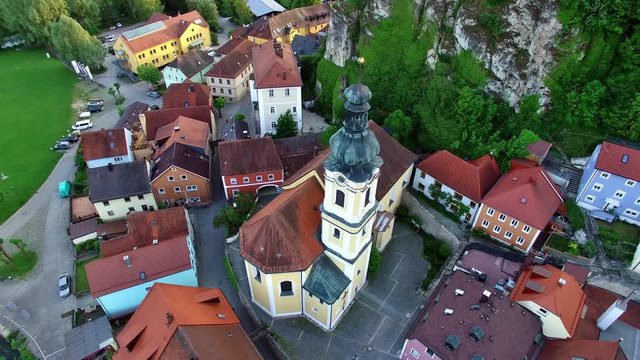 Drohnenflug &uuml;ber eine bayerische Kirche