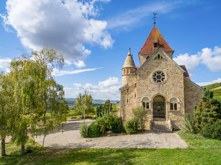 Fototapeta na wymiar Kreuzkapelle in Gau-Bickelheim am Wissberg in Rheinhessen. Die Kreuzkapelle oberhalb des rheinhessischen Gau-Bickelheim steht so malerisch auf dem Wißberg, umgeben von einem Meer aus Reben.