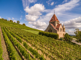 Kreuzkapelle in Gau-Bickelheim am Wissberg in Rheinhessen. Die Kreuzkapelle oberhalb des...