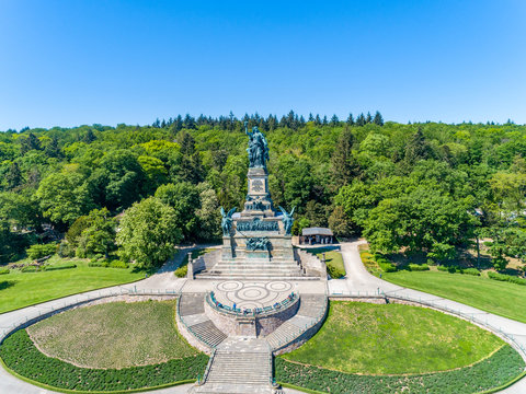 Luftbilder vom Niederwalddenkmal in R&uuml;desheim am Rhein. Zu den F&uuml;&szlig;en der Germania auf dem Niederwalddenkmal erstreckt sich der Rheingau. Dabei handelt es sich um das bekannteste Weinanbaugebiet.