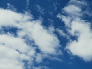 Obraz premium Nubes y cielo azul