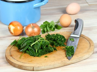 Aegopodium podagraria, also the ground elder  or herb gerard, bishop weed, gout weed. Uses as food and medicine. Very good for healthy joints and knuckles.
