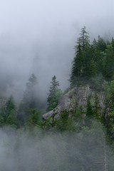 Rund um den Mölltaler Gletscher Wasserfall in Österreich im Morgennebel	