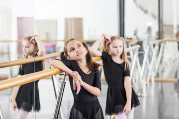 Obraz premium Small beautiful cute girls children in the Studio train at a dance lesson.