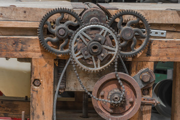 Getriebe mit Zahnrädern und Kette