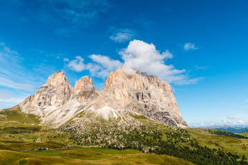 Fototapeta premium Blick auf das schöne Langkofelmassiv mit Langkofel und Fünffingerspitze vom Sellajoch.