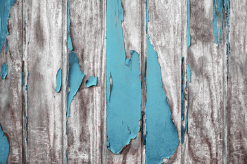 Eine Holzwand alt mit abblätternder Farbe vor einer Renovierung