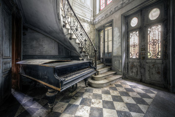 Klavier im verlassenen kleinen Schloss in Frankreich