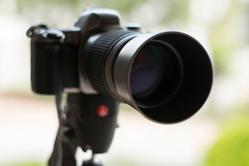 cámara de fotos en trípode 