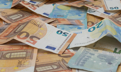 dinero billetes euros en la mesa