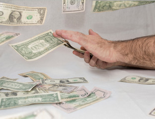 dinero tirando billetes 