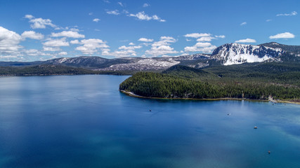 Naklejka premium Drone view of Paulina Lake and Paulina Peak near Bend, Oregon.