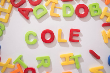 letras de plástico formando palabras  