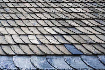 Dach ist alt, rustikal, antik und Dachpfanne ist bejahrt