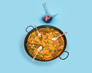 Paella valenciana para tres con vino