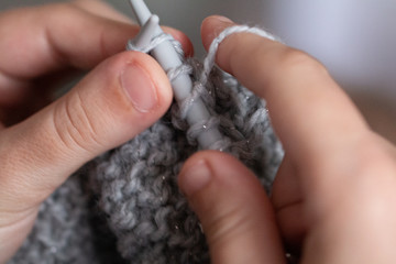 Tricoter pour passer le temps