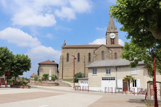 Eglise catholique Saint Louis vue de l'extérieur - Village de Grenay - Département Isère - France