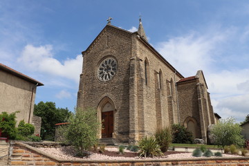 Fototapeta na wymiar Eglise catholique Saint Louis vue de l'extérieur - Village de Grenay - Département Isère - France