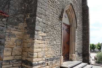 Obraz premium Eglise catholique Saint Louis vue de l'extérieur - Village de Grenay - Département Isère - France