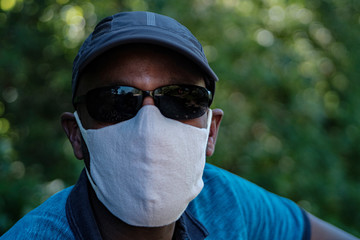 personnage de race noire avec un masque te des lunettes de soleil