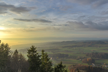 Fototapeta na wymiar Incroyable couleur du coucher de soleil à la Tour de Gourze, Ries en Lavaux, Suisse