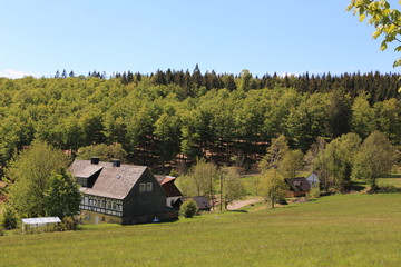 Traditionelles Fachwerkhaus in einem Tal im Sauerland