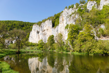 Fototapeta na wymiar Donau bei Thiergarten mit Ausblick auf Bröller-Felsen im Oberen Donautal