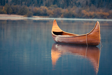 Holzkanu in Canada an einem einsamen See
