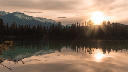 Fototapeta premium Rocky Mountains, Alpenglühen, Truck, perfect Reflection, Sonnenuntergang